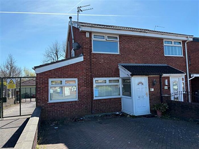 3 Bedroom Semi-Detached House To Rent In The Fairway, Manchester, M40