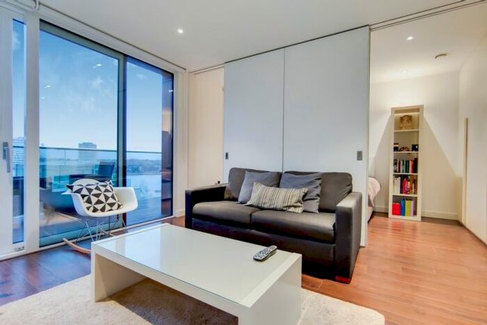 Studio To Rent In Devan Grove, London, N4