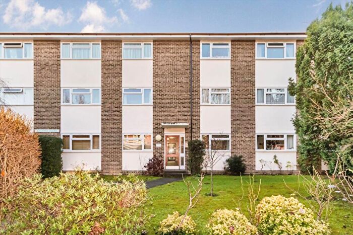 2 Bedroom Flat To Rent In Lovelace Gardens, Surbiton, KT6
