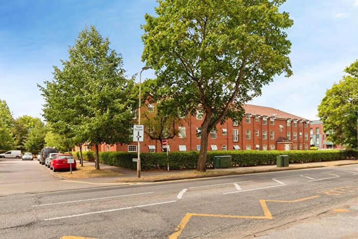 2 Bedroom Flat For Sale In Bridge Court, Welwyn Garden City, AL7