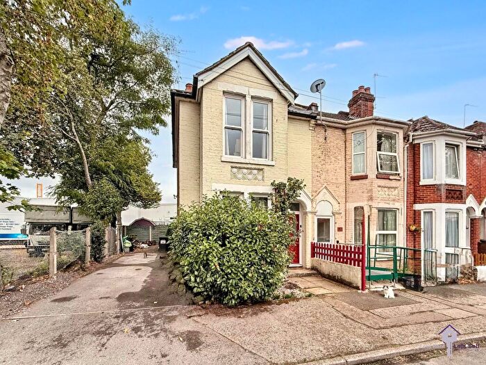 3 Bedroom Semi-Detached House For Sale In Barton Road, SO50
