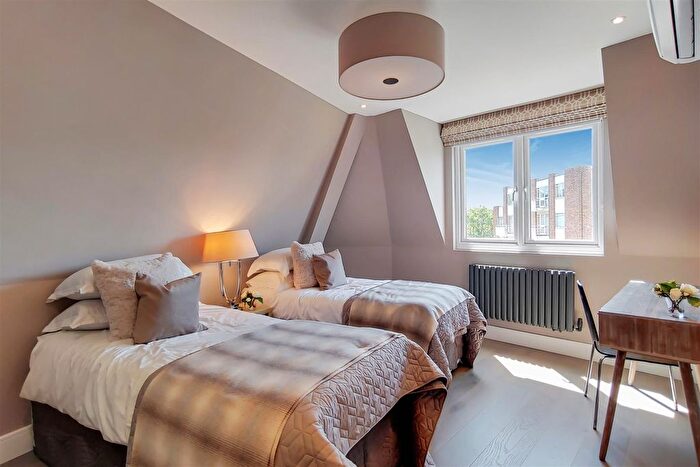 3 Bedroom Flat To Rent In Woodlands, London, NW11