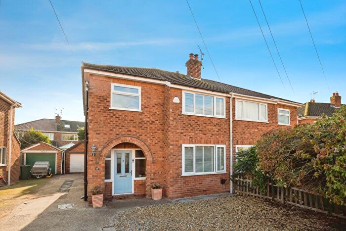 3 Bedroom Semi Detached House For Sale In Hawthorn Road, Chester, Cheshire, CH3