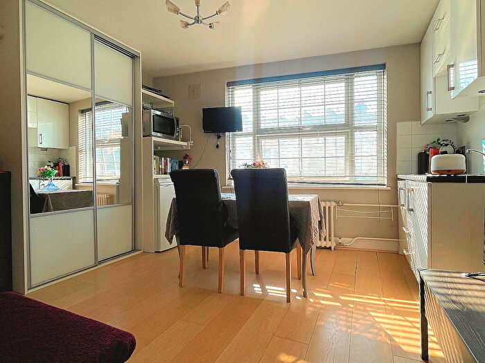 Flat To Rent In High Street, Guildford, GU1