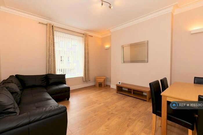 2 Bedroom Flat To Rent In Crombie Road, Aberdeen, AB11