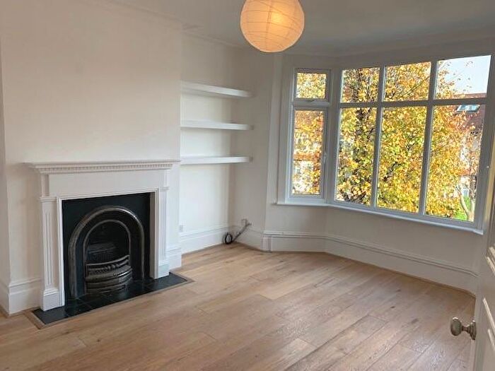 4 Bedroom Flat To Rent In Caversham Avenue, Palmers Green, N13