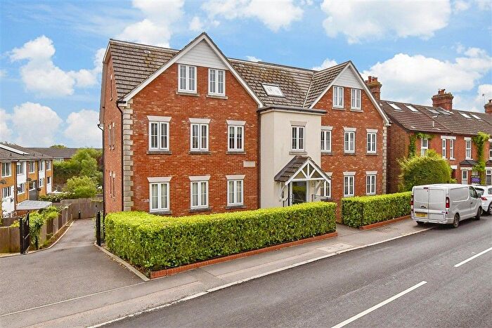 2 Bedroom Flat For Sale In Shipbourne Road, Tonbridge, Kent, TN10