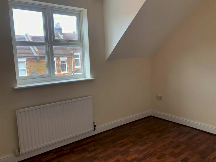 3 Bedroom Town House To Rent In Prospect Avenue, Strood, Rochester, ME2