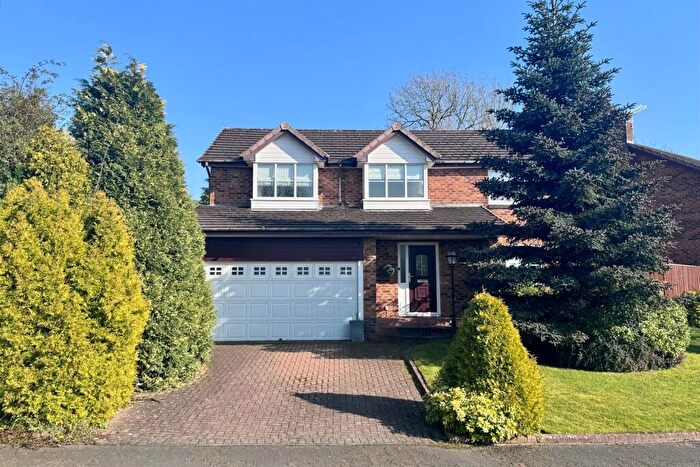 4 Bedroom Detached House For Sale In Hathersage Drive, Glossop, SK13