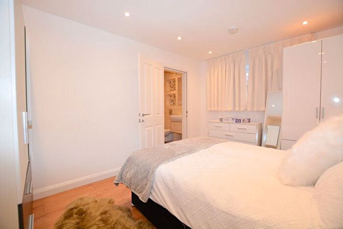 1 Bedroom Flat For Sale In Leeway Close, Hatch End, Pinner, HA5