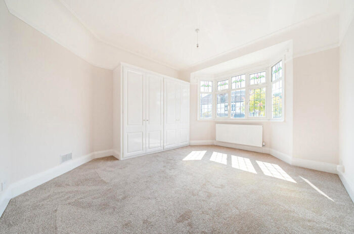 3 Bedroom Bungalow For Sale In Ennismore Gardens, Southend-on-Sea, Essex, SS2