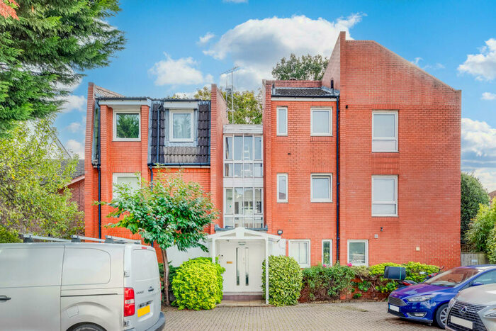 2 Bedroom Flat To Rent In Kingston Hill, Kingston Upon Thames, KT2