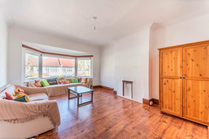 2 Bedroom Flat To Rent In Oxgate Gardens, Dollis Hill, London, NW2