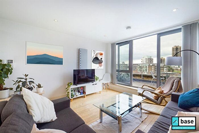 2 Bedroom Flat To Rent In Bernhard Baron House, Henriques Street, Aldgate, E1