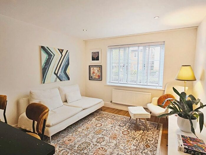2 Bedroom Flat For Sale In Poplar Road, Hinchley Wood, KT10