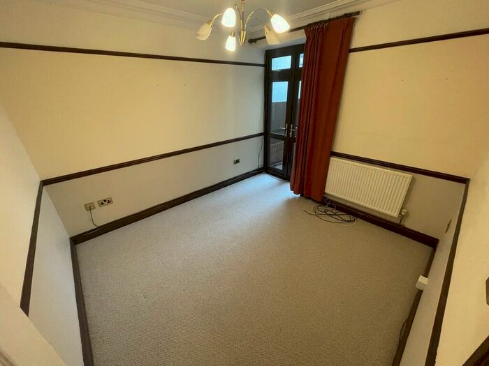 5 Bedroom SemiDetached House To Rent In Twyn Road, Ystrad Mynach