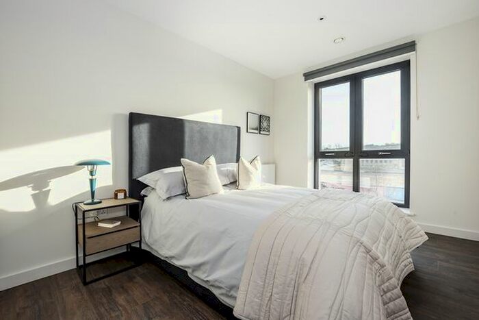 3 Bedroom Flat To Rent In Grenan Square, Greenford, UB6