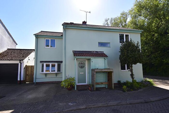 4 Bedroom Detached House For Sale In Mitchell Close, Bovingdon, HP3