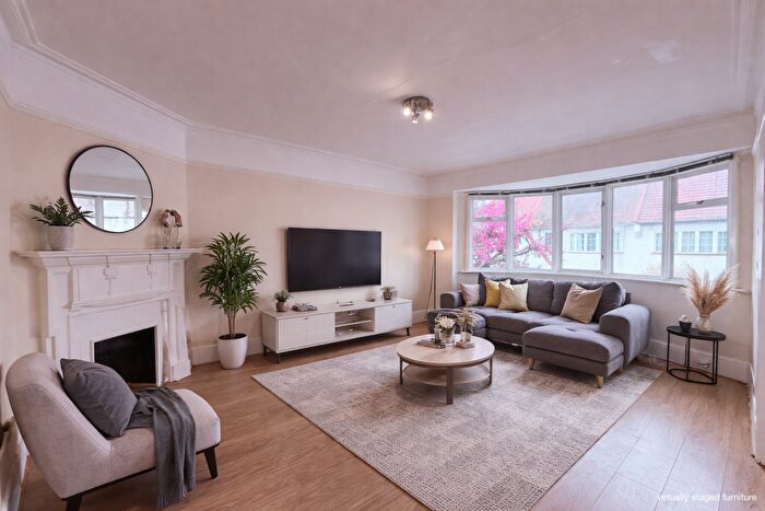 3 Bedroom Maisonette For Sale In Hampstead Gardens, Temple Fortune, NW11