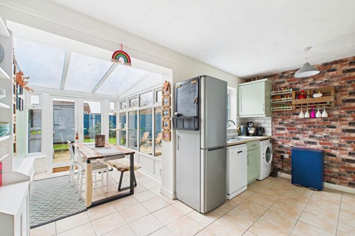 3 Bedroom End Of Terrace House For Sale In Esmonde Way, Leighton Buzzard, LU7