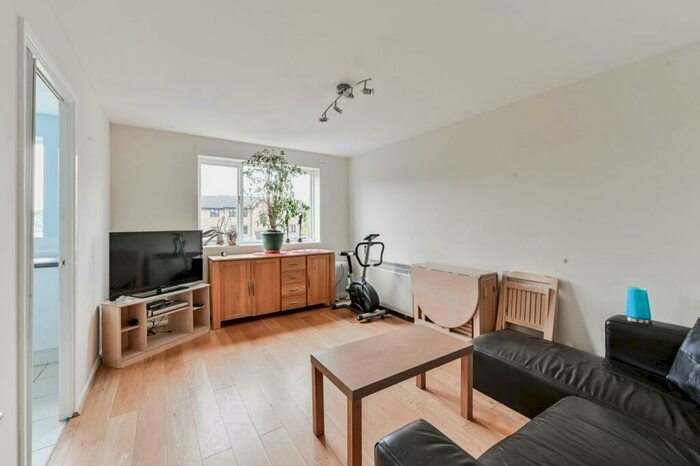 1 Bedroom Flat To Rent In Taunton Drive, East Finchley, London, N2
