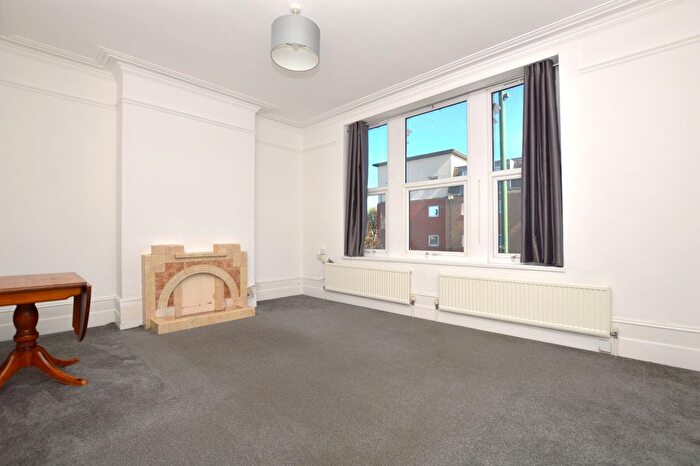 4 Bedroom Flat To Rent In High Road, Leytonstone, E11