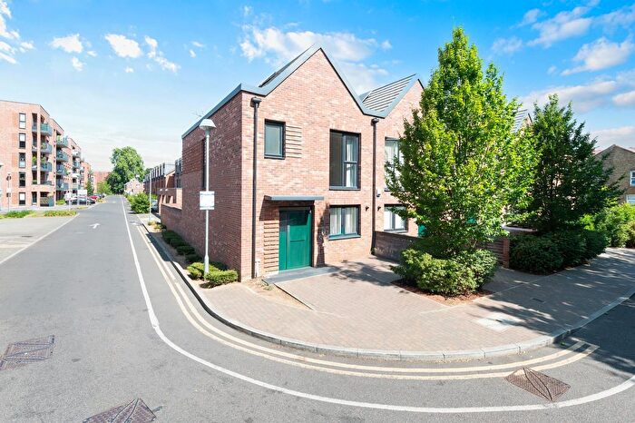 3 Bedroom End Terrace House For Sale In Reynard Way, Brentford, TW8