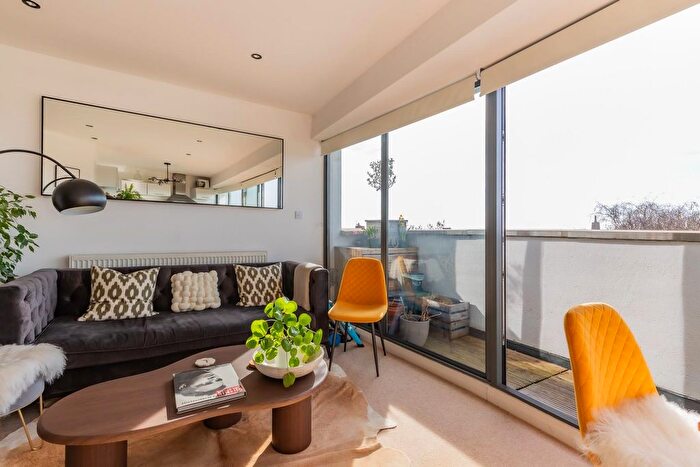 1 Bedroom Flat For Sale In Queens Road, Penarth, CF64