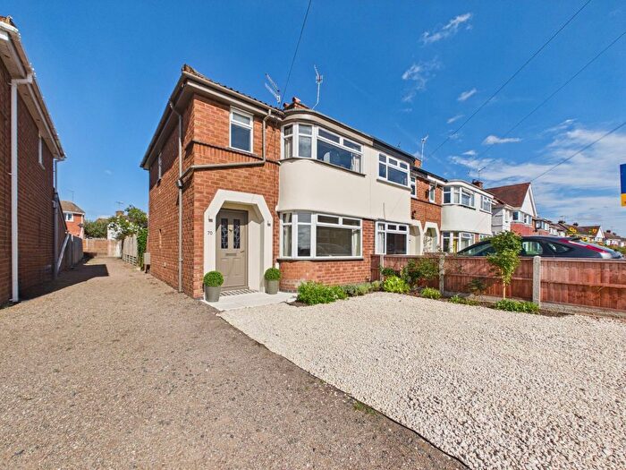 3 Bedroom Semi Detached House For Sale In Winchester Avenue, Worcester, Worcestershire, WR2