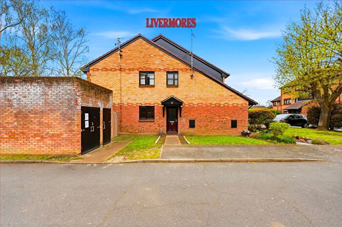 2 Bedroom Maisonette For Sale In Kenwyn Road, Dartford, DA1