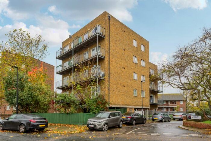 2 Bedroom Flat To Rent In Frances Street London, SE18