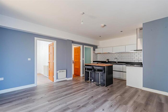 2 Bedroom Flat For Sale In Holton Road, Barry, CF63