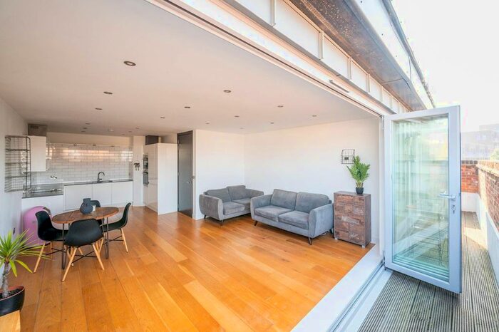 3 Bedroom Flat To Rent In Queens Row, Elephant And Castle, London, SE17