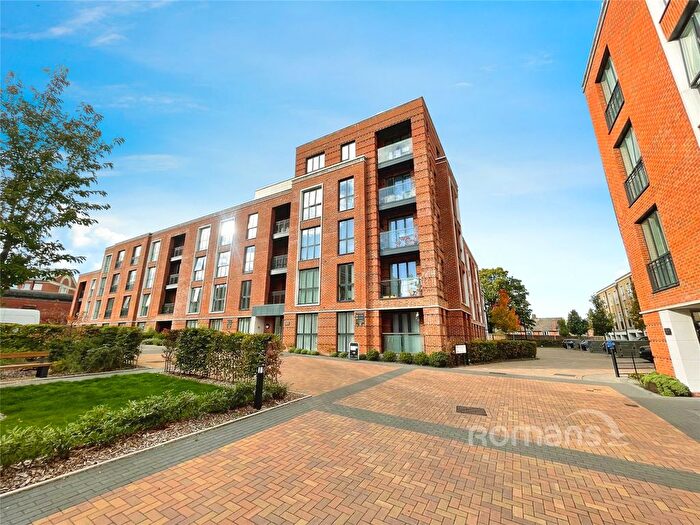 2 Bedroom Flat For Sale In Fellowes Rise, Winchester, Hampshire, SO22