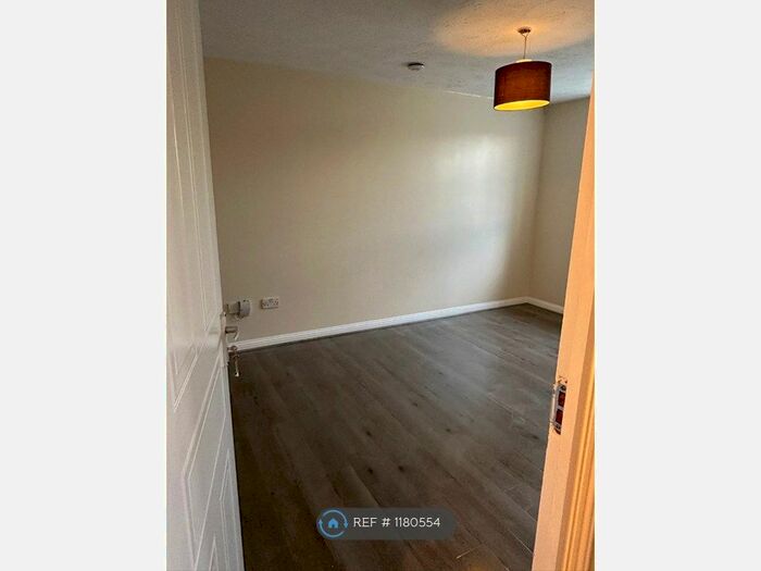 2 Bedroom Flat To Rent In Caledonia Court, Barking, IG11