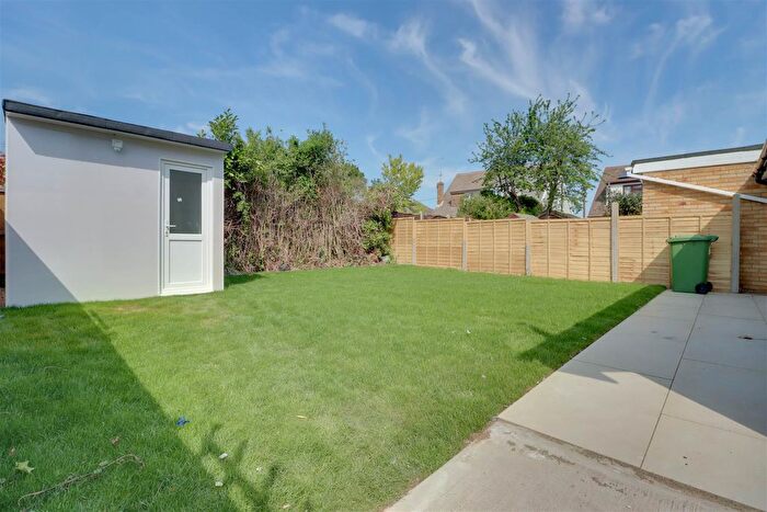 2 Bedroom Semi-Detached Bungalow For Sale In Hengist Gardens, Wickford, SS11