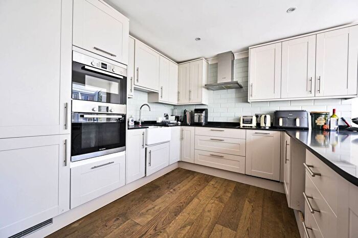 3 Bedroom Maisonette To Rent In Wandsworth Bridge Road, Fulham, London, SW6