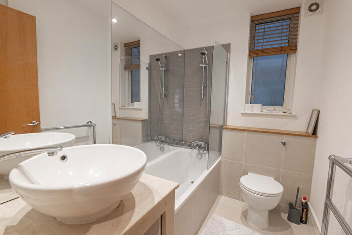 1 Bedroom Flat To Rent In Drayton Gardens, Chelsea, London, SW10