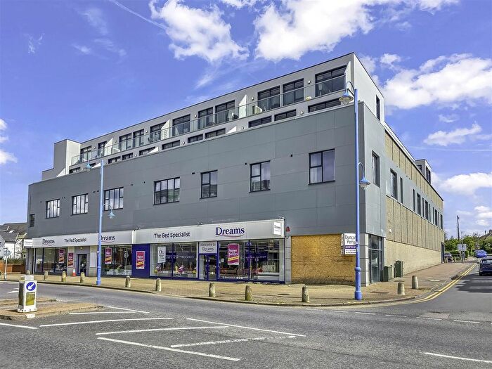 2 Bedroom Flat To Rent In Darkes Lane, Potters Bar, EN6