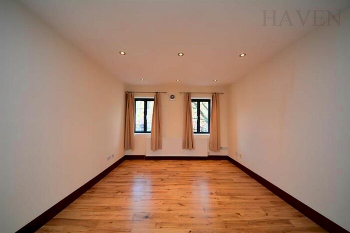 2 Bedroom Flat To Rent In High Road, East Finchley, London, N2