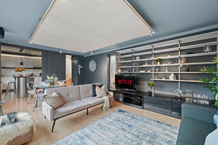 1 Bedroom Town House To Rent In Camden Mews, London, NW1