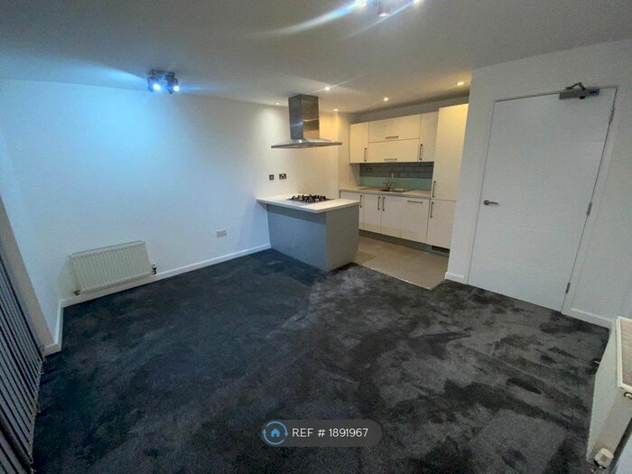 2 Bedroom Flat To Rent In Queen Mary Avenue, London, E18