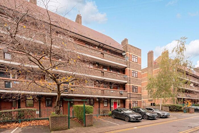 2 Bedroom Block Of Flats For Sale In Poynders Gardens, London, SW4