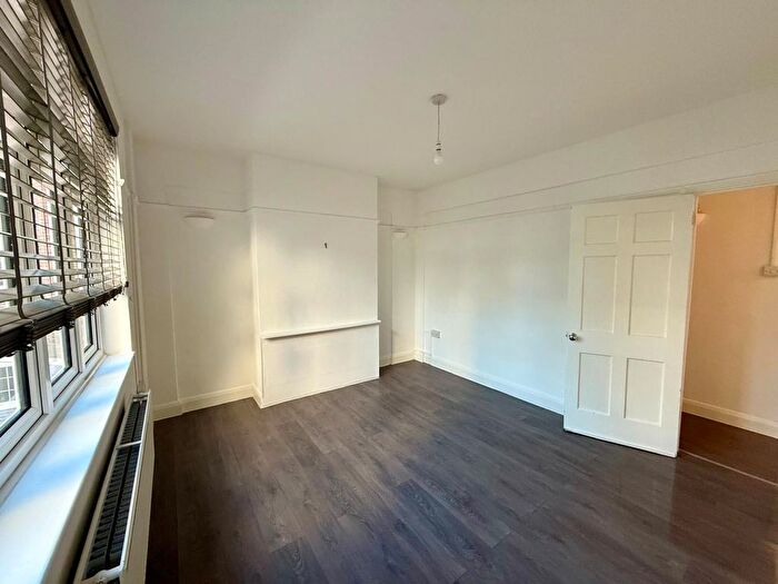 2 Bedroom Flat To Rent In Moira Court, London, SW17