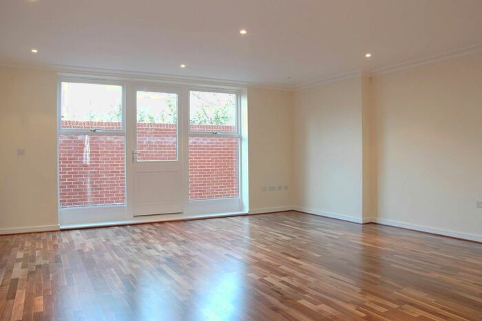 2 Bedroom Flat To Rent In Putney Hill, Putney, London, SW15