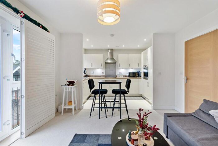 2 Bedroom Flat For Sale In Oasthouse Drive, Horndean, Waterlooville, PO8