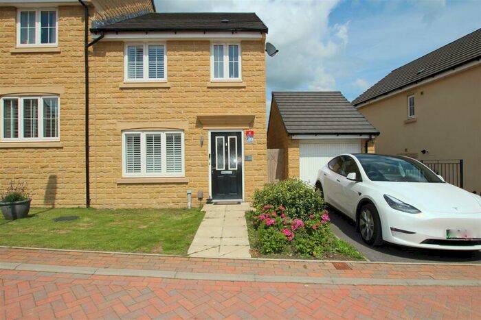 3 Bedroom Semi-Detached House To Rent In Dobson Rise, Bradford, BD10