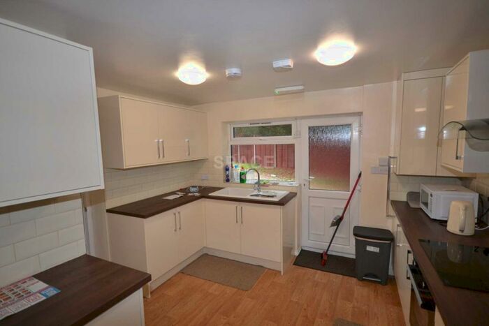 6 Bedroom Semi-Detached House To Rent In St Barnabas Road, Reading, Berkshire, RG2