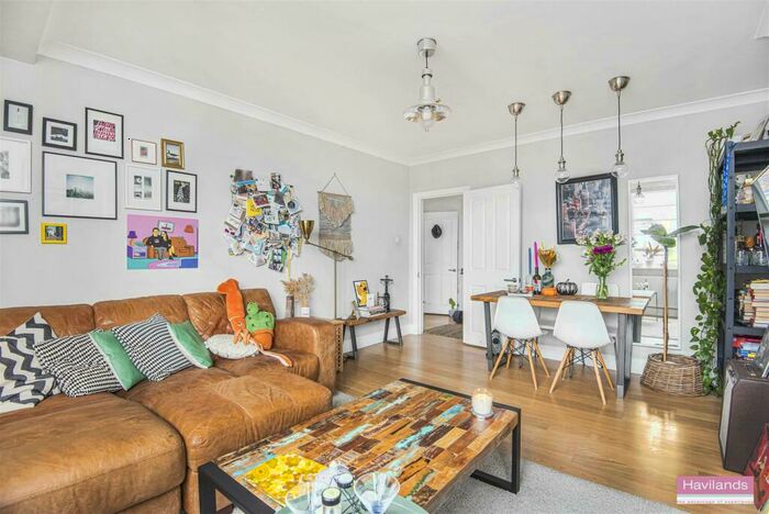 2 Bedroom Flat For Sale In Seymour Court, Winchmore Hill, N21
