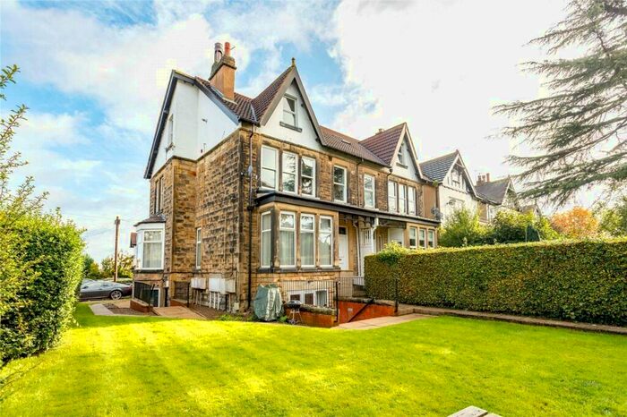 2 Bedroom Apartment To Rent In Street Lane, Roundhay, LS8